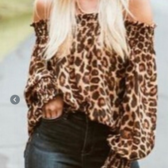 OFF THE SHOULDER LEOPARD PRINT BLOUSE - Picture 3 of 4